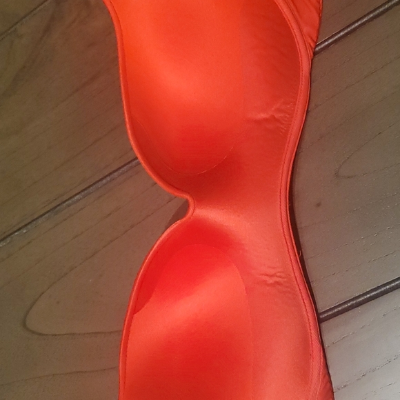 Victoria's Secret Wireless Push-Up Bra w/ Lace Details, Red, 32D - Picture 8 of 9